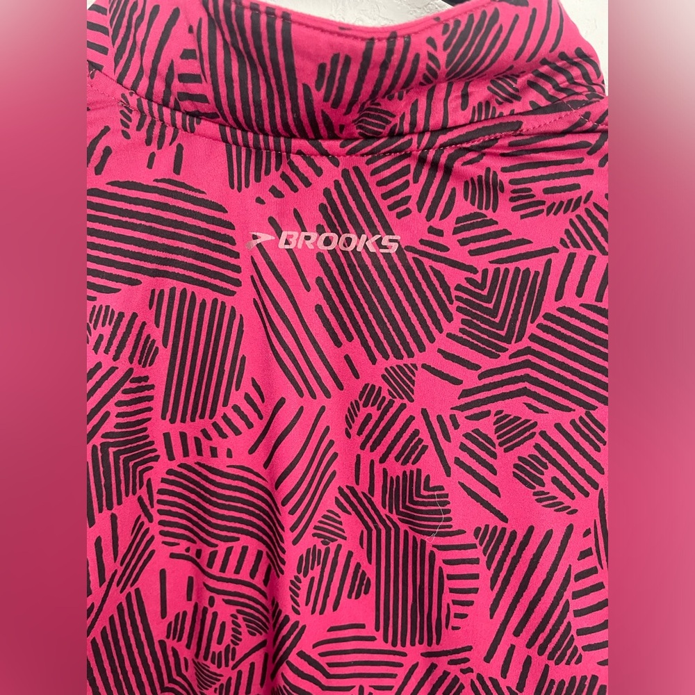 Brooks Pink Black Geometric Running Pullover Women’s M Reflective Thumbholes - Picture 8 of 8